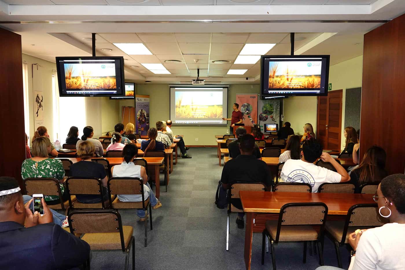 Prof. Dan Bebber discusses global crop pest and pathogen risks at a FABI special seminar