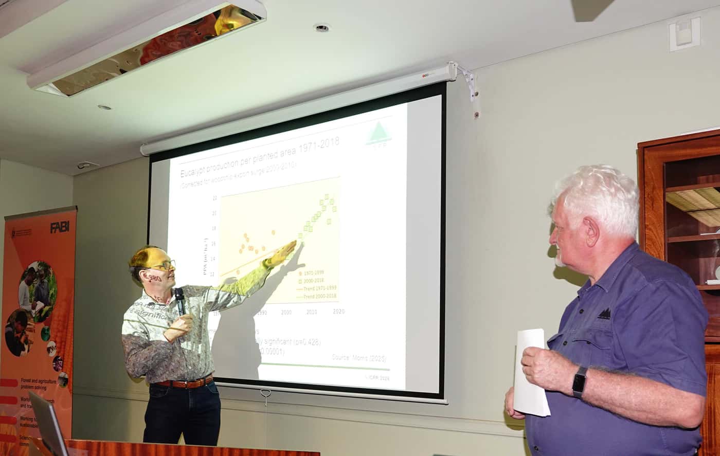 Dr Andrew Morris presents an introduction to forestry course in FABI