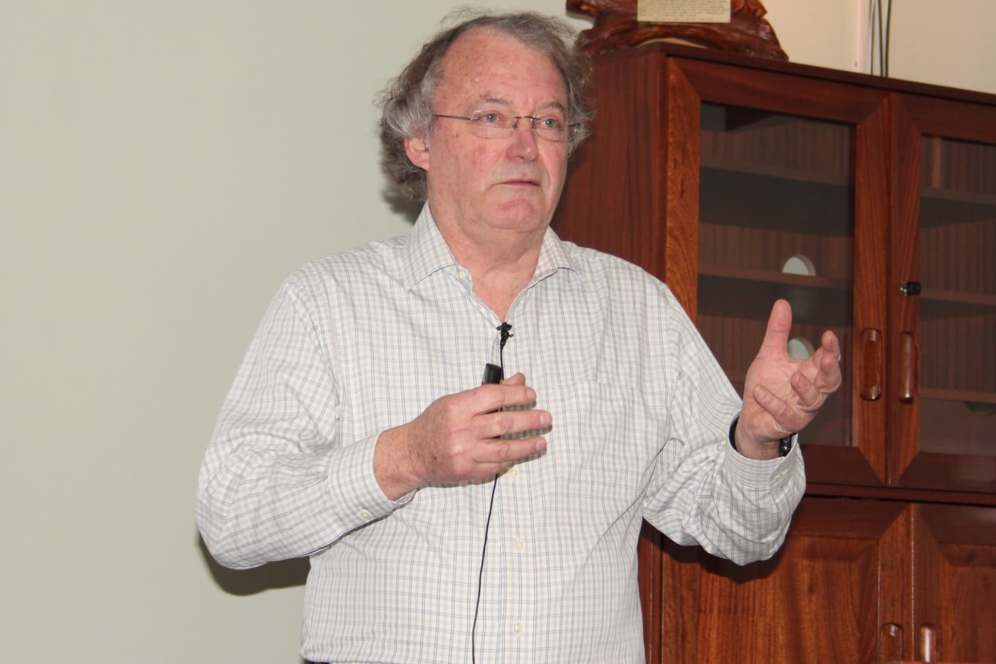 Prof Robin Crewe draws FABIans into the intricacies of bee colonies