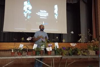 Fabian presents a seminar on mycorrhizal diversity at the North Gauteng Orchid society meeting