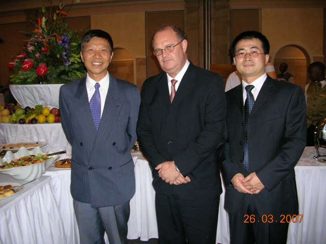 Mr. YangGen Wei (head of education division of Chinese embassy in SA) meets rector Prof. Calie Pistorius (University of Pretoria), and Dr. XuDong Zhou.